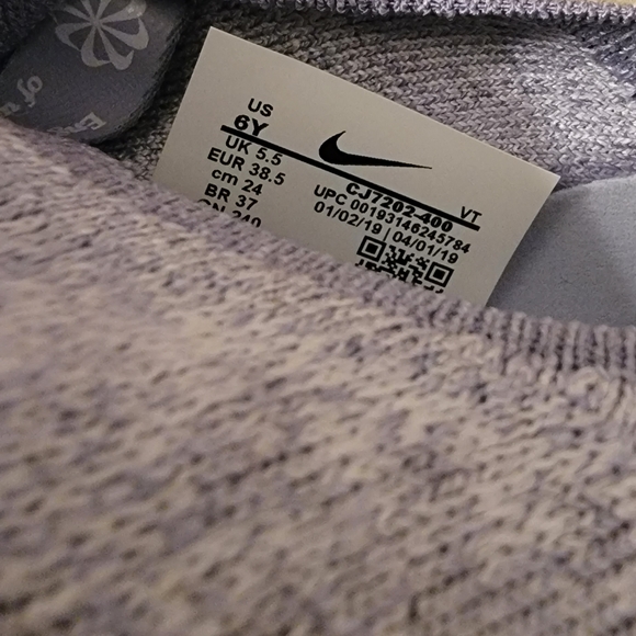 Nike skip on running shoes - Picture 4 of 4